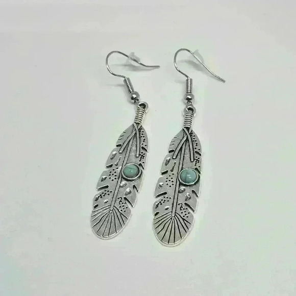 NWOT Beautiful Turquoise Leaf Necklace and Earrings Set - Picture 3 of 4